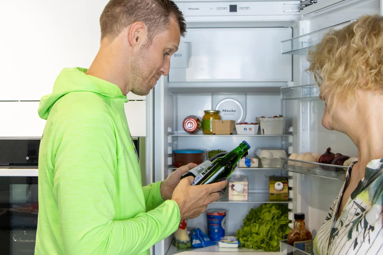 K&uuml;chencheck mit Lebensmitteln und Vorratsschrank
